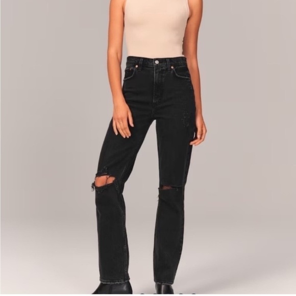Abercrombie & Fitch Ultra High Rise 90’s Straight Jean - Picture 1 of 10